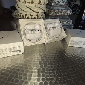 Apple White Wireless Earbuds with Case